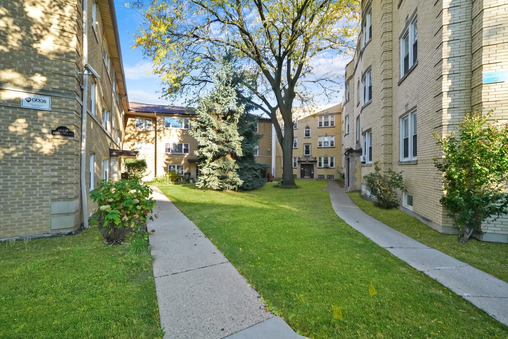 4452 W GUNNISON Street Unit: 2D