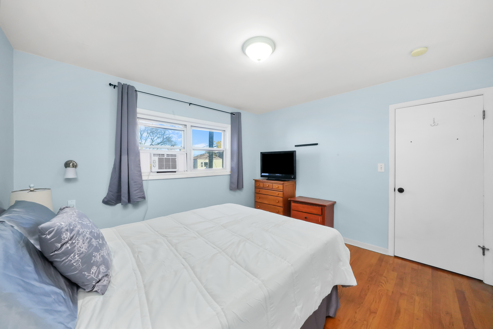 4452 W GUNNISON Street Unit: 2D