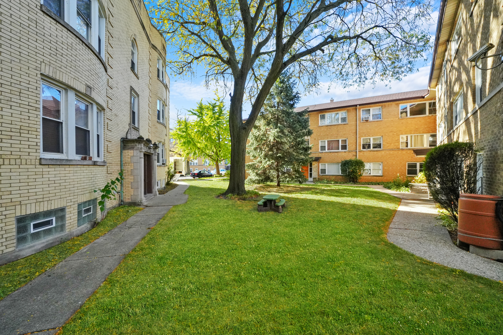 4452 W GUNNISON Street Unit: 2D