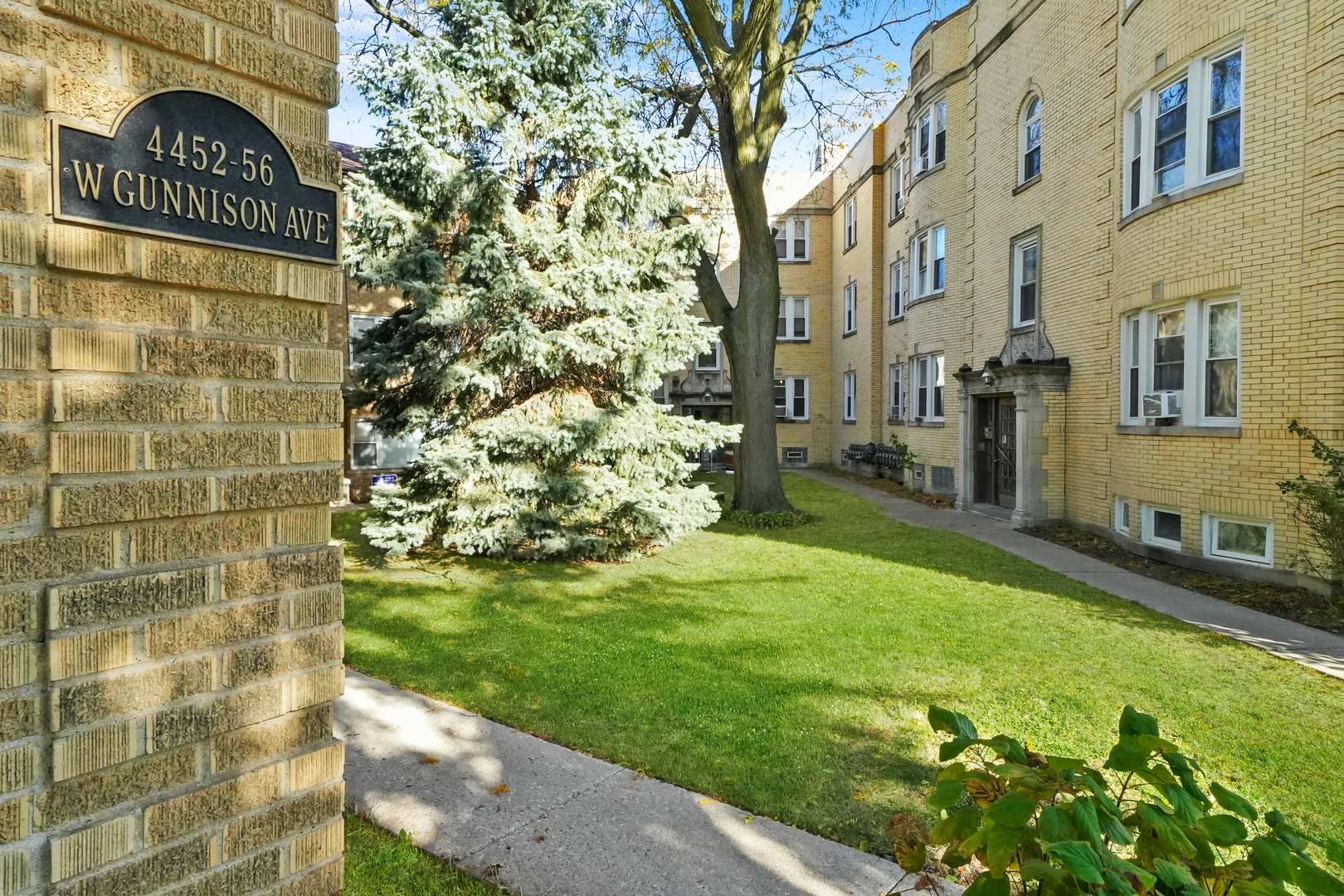 4452 W GUNNISON Street Unit: 2D