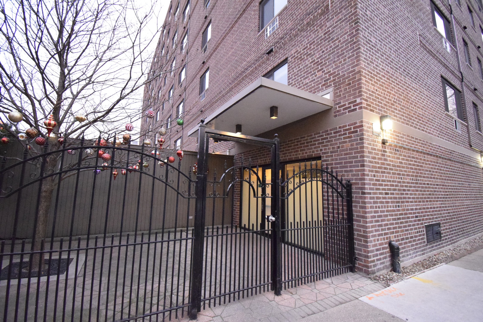 607 W Wrightwood Avenue Unit: 405