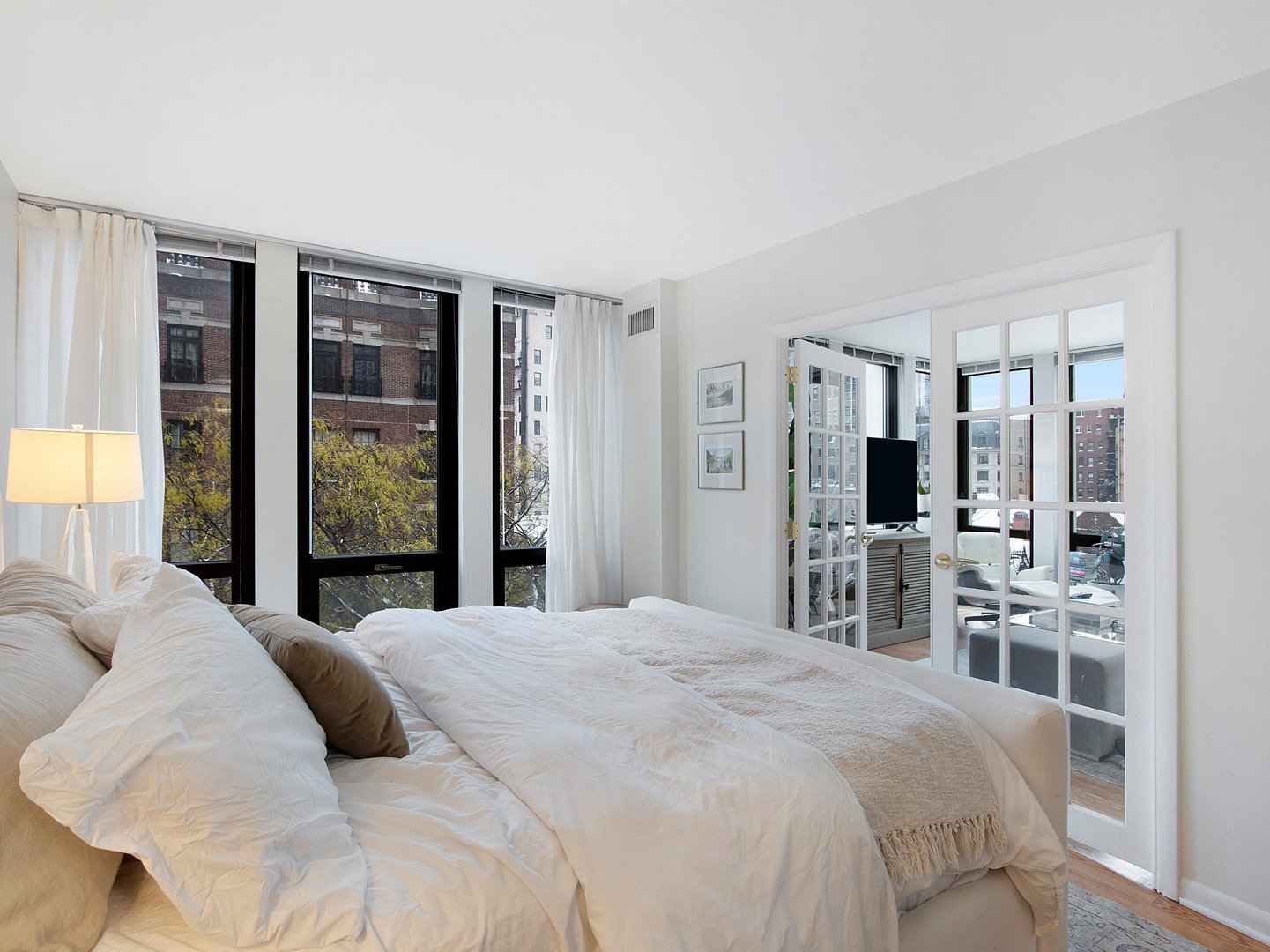 1 E SCOTT Street Unit: 703