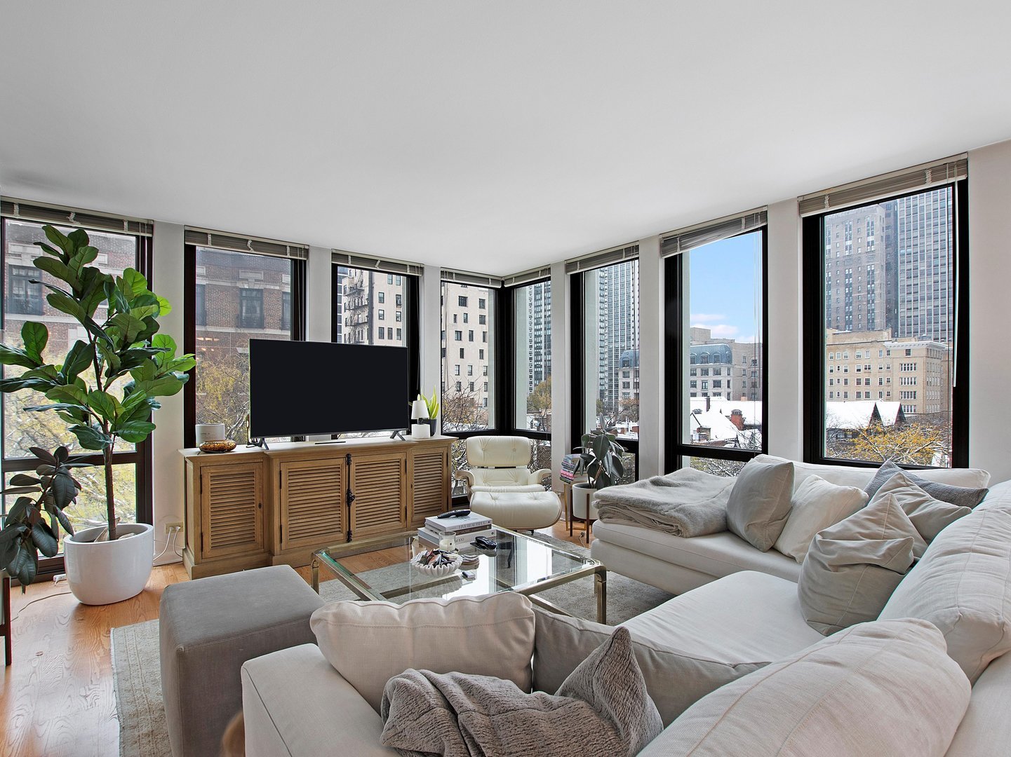 1 E SCOTT Street Unit: 703