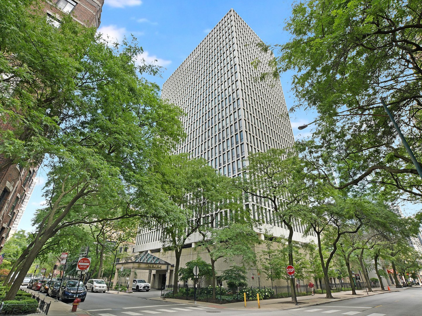 1 E SCOTT Street Unit: 703