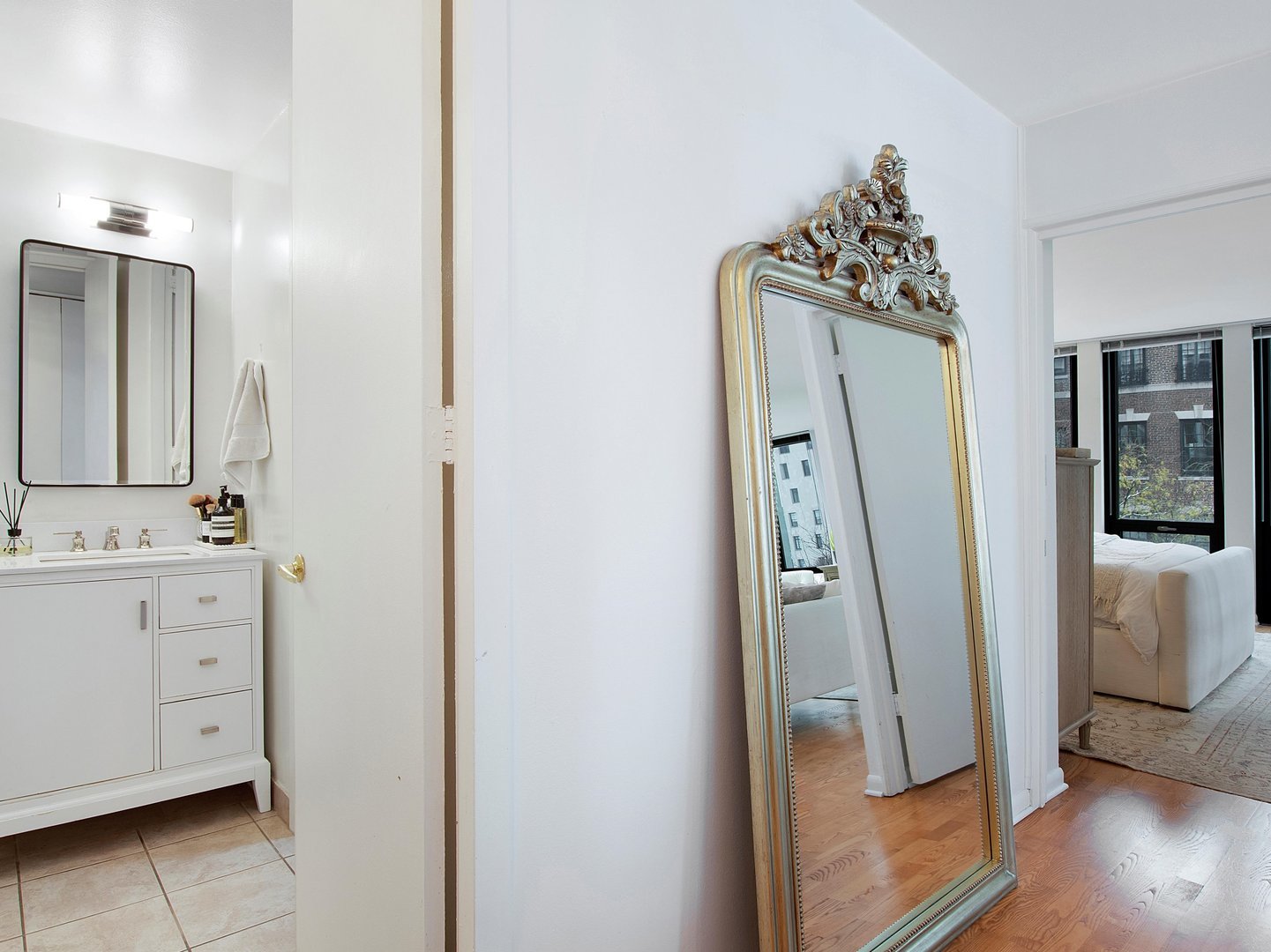 1 E SCOTT Street Unit: 703