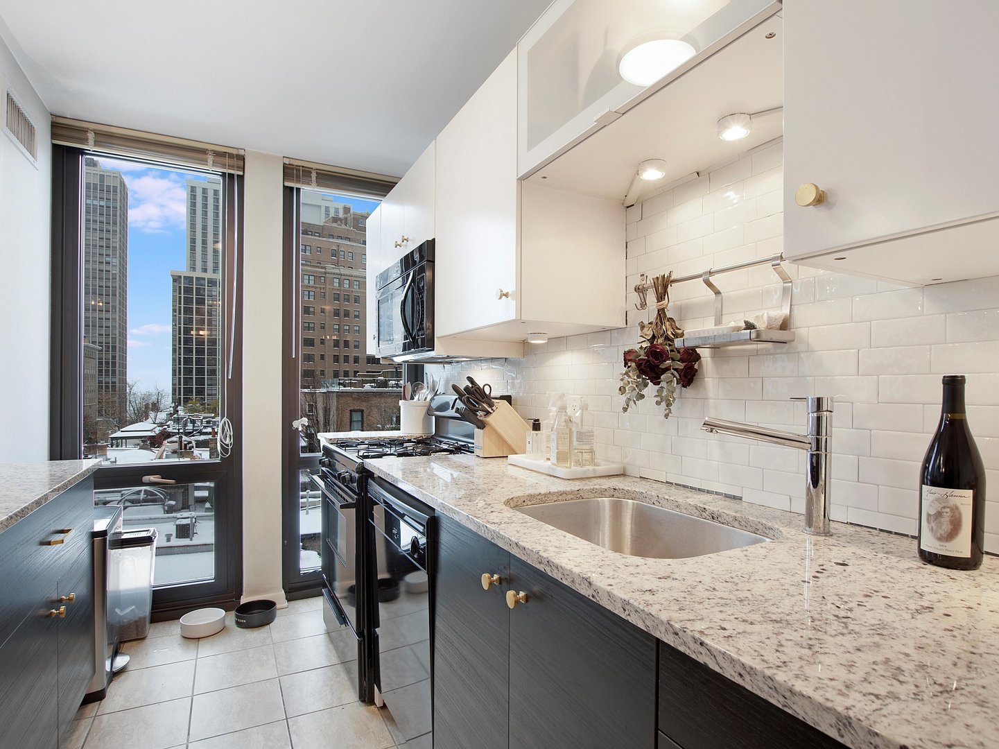 1 E SCOTT Street Unit: 703