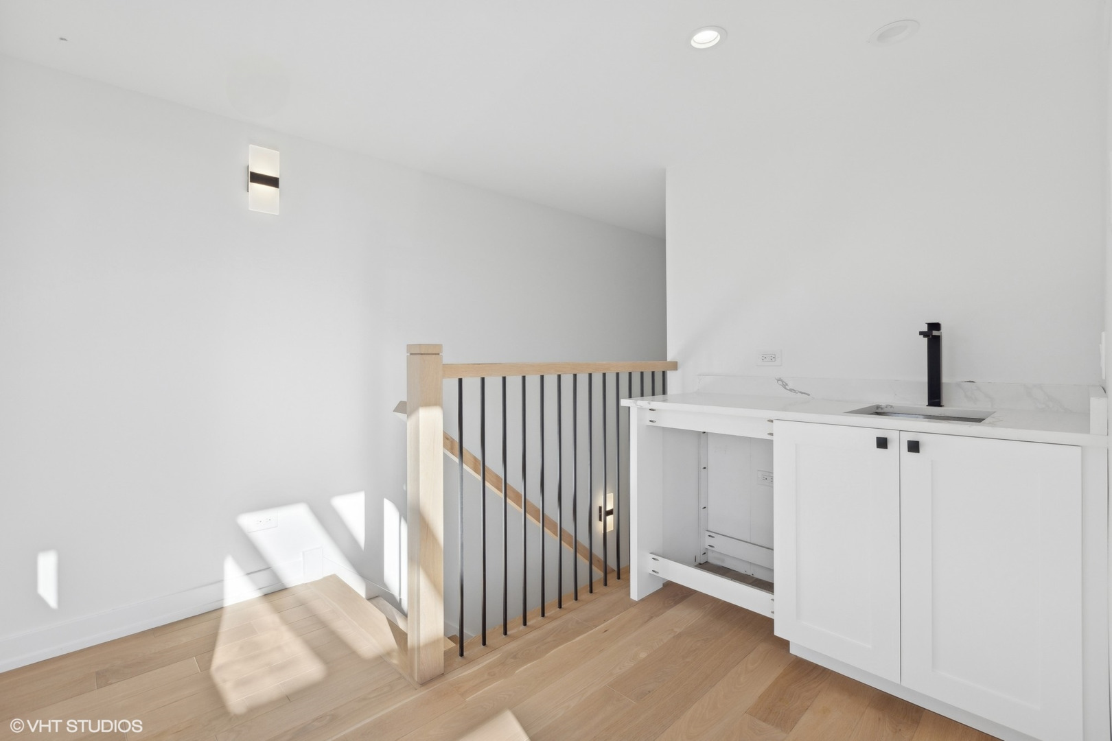 2414 N Southport Avenue Unit: 3