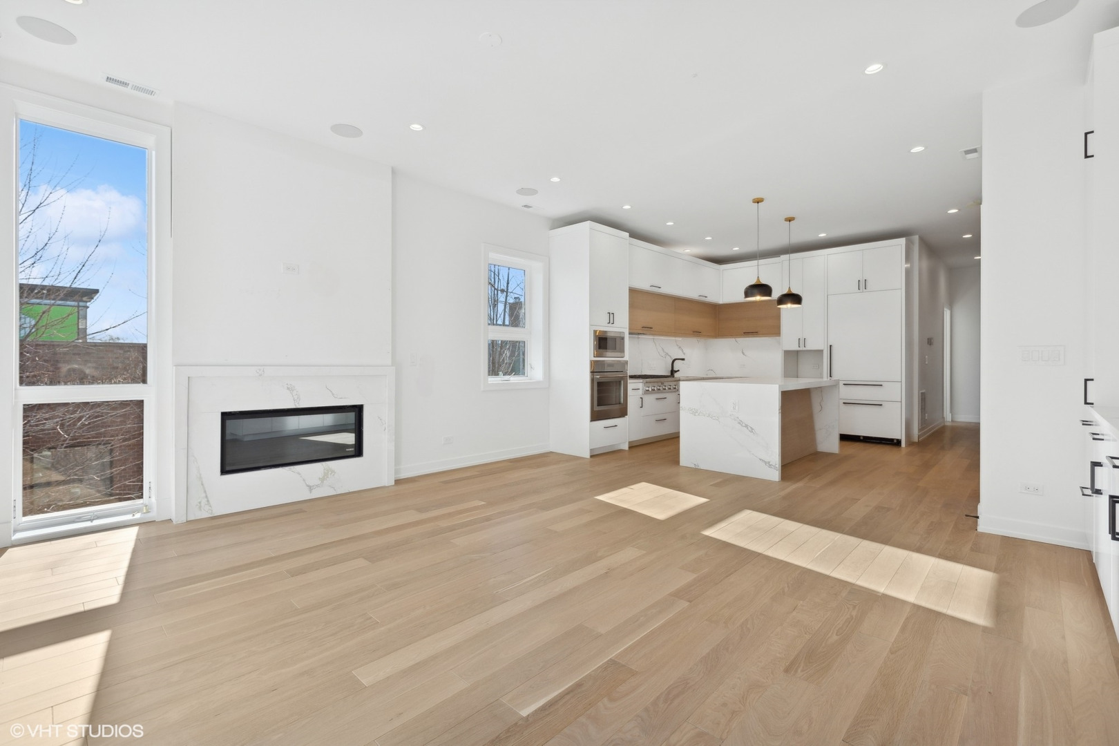 2414 N Southport Avenue Unit: 3