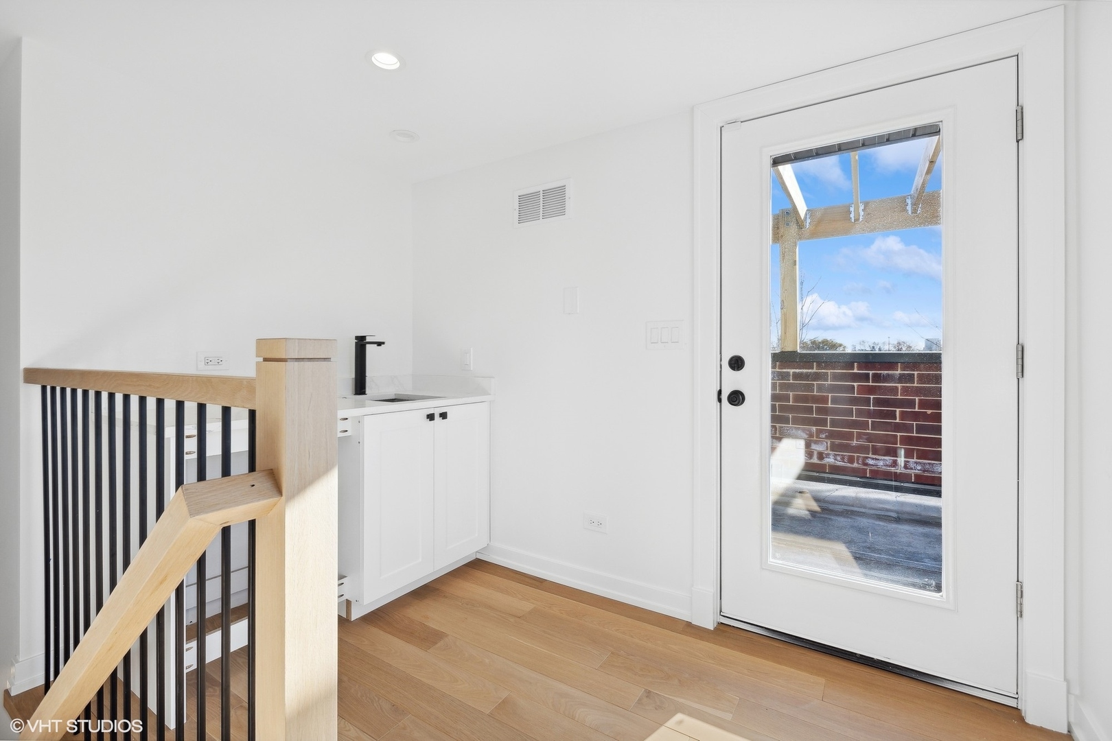 2414 N Southport Avenue Unit: 3