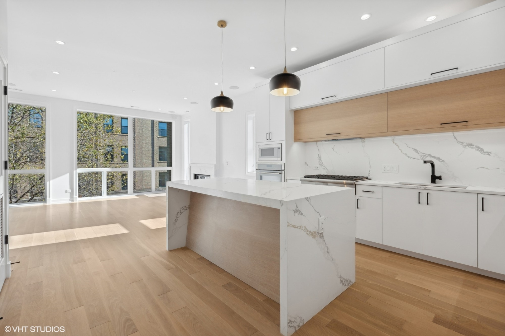 2414 N Southport Avenue Unit: 3