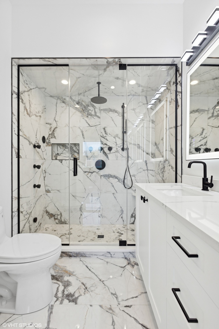 2414 N Southport Avenue Unit: 3