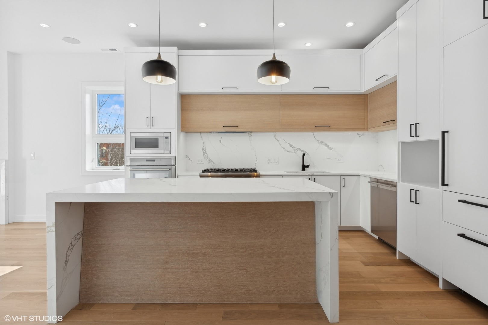 2414 N Southport Avenue Unit: 3