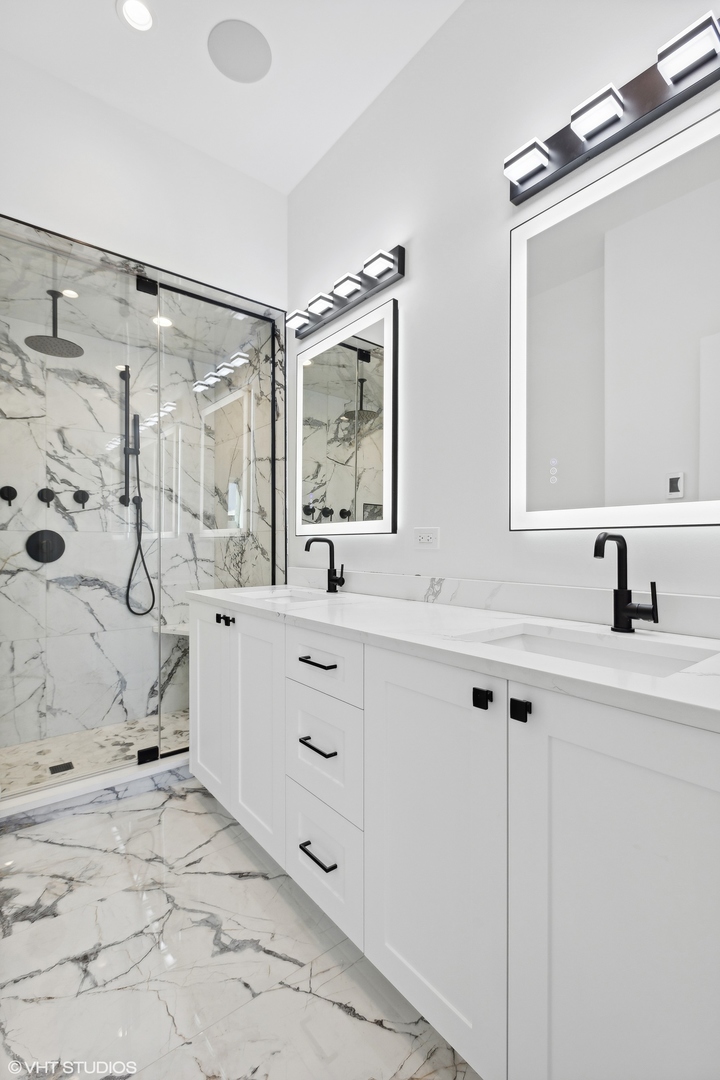 2414 N Southport Avenue Unit: 3