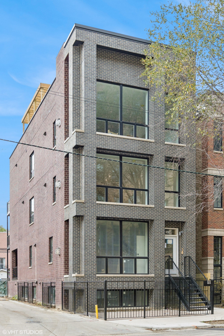 2414 N Southport Avenue Unit: 3