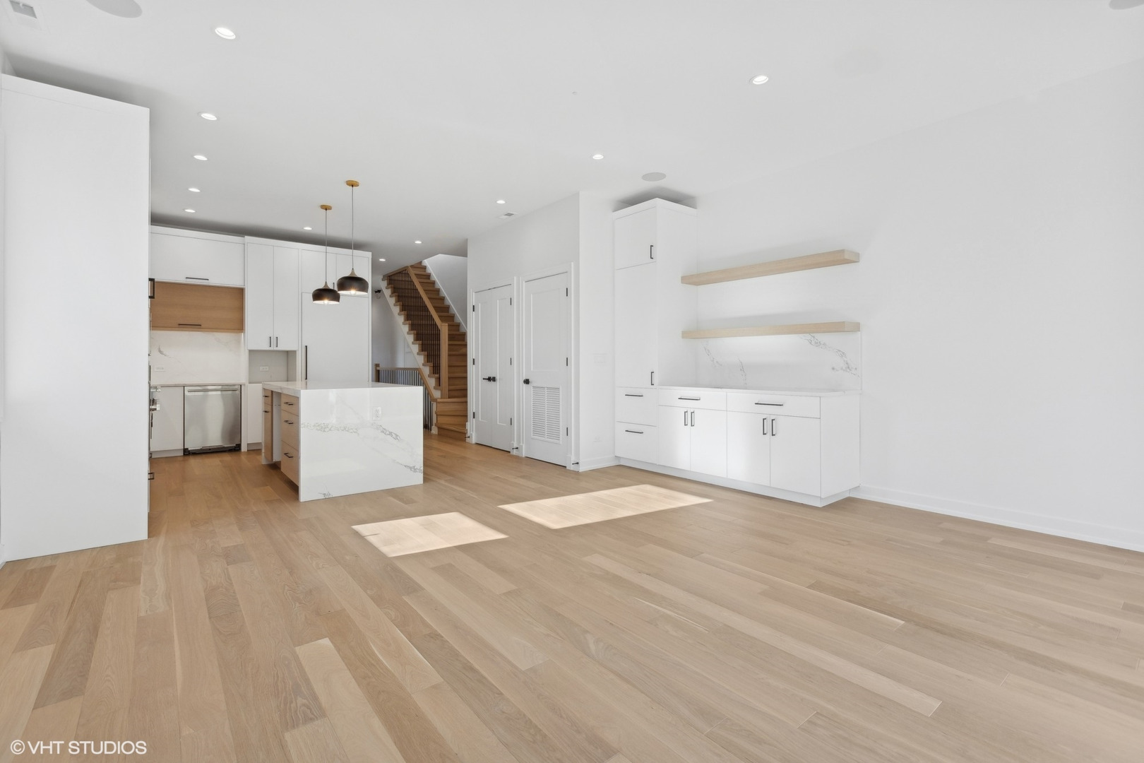 2414 N Southport Avenue Unit: 3