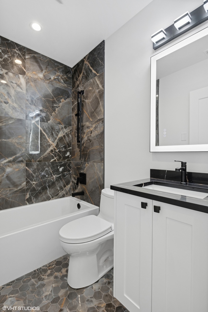 2414 N Southport Avenue Unit: 3