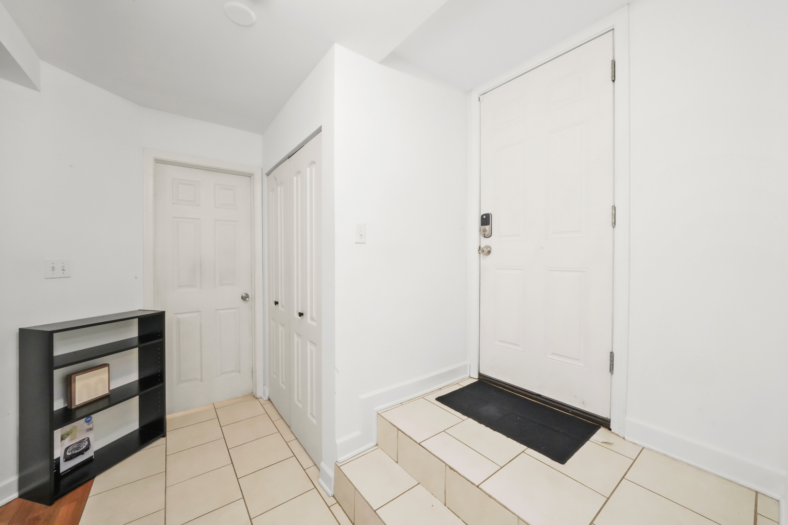 3337 N Lamon Avenue Unit: 1
