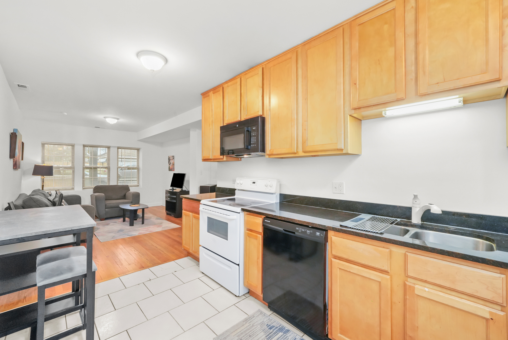 3337 N Lamon Avenue Unit: 1