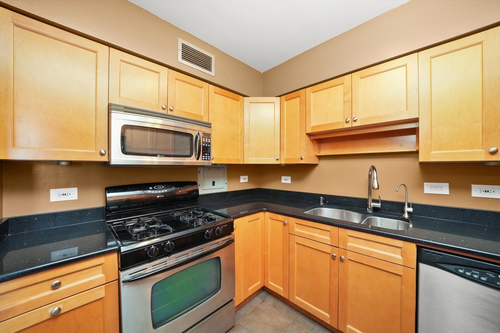 1000 N Lake Shore Drive Unit: 1406