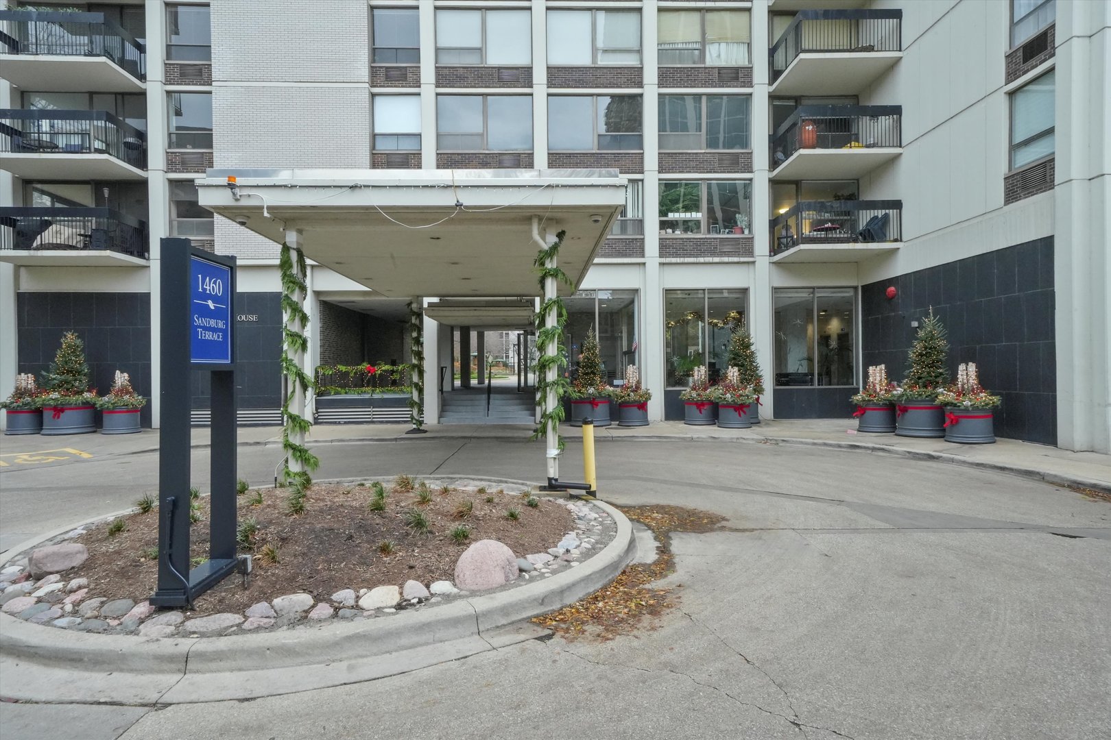 1460 N Sandburg Terrace Unit: 1610A