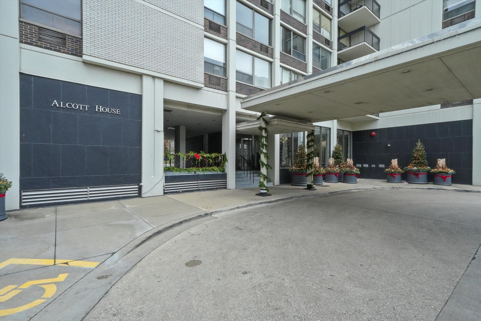 1460 N Sandburg Terrace Unit: 1610A