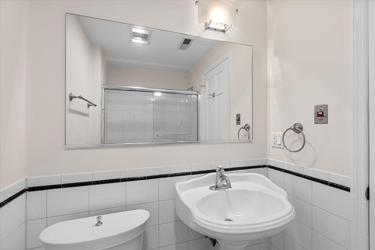 818 N Dearborn Street Unit: BF