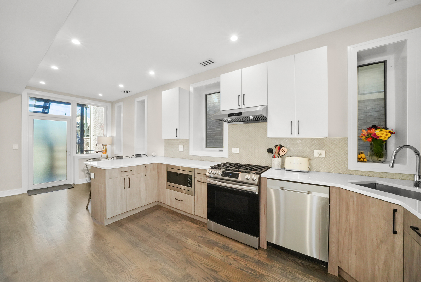 834 N Marshfield Avenue Unit: 2