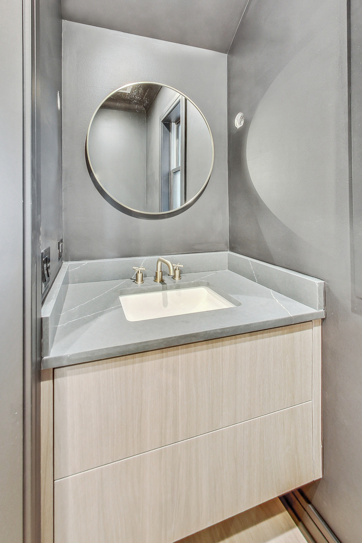 1738 W SUPERIOR Street