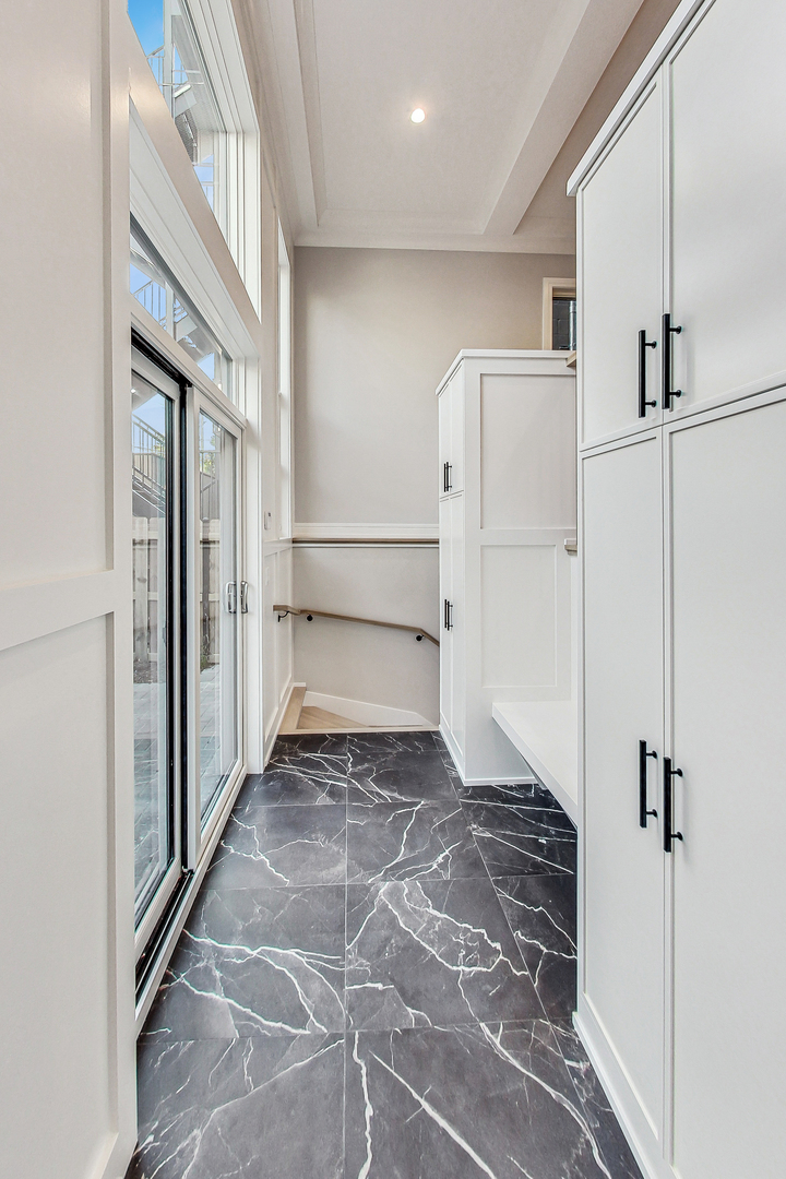 1738 W SUPERIOR Street