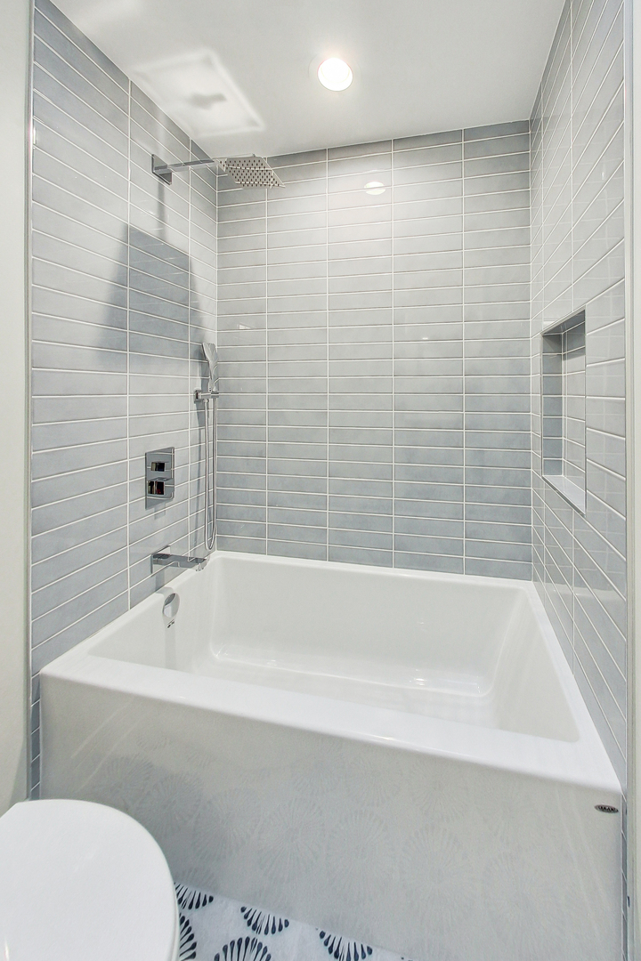 1738 W SUPERIOR Street