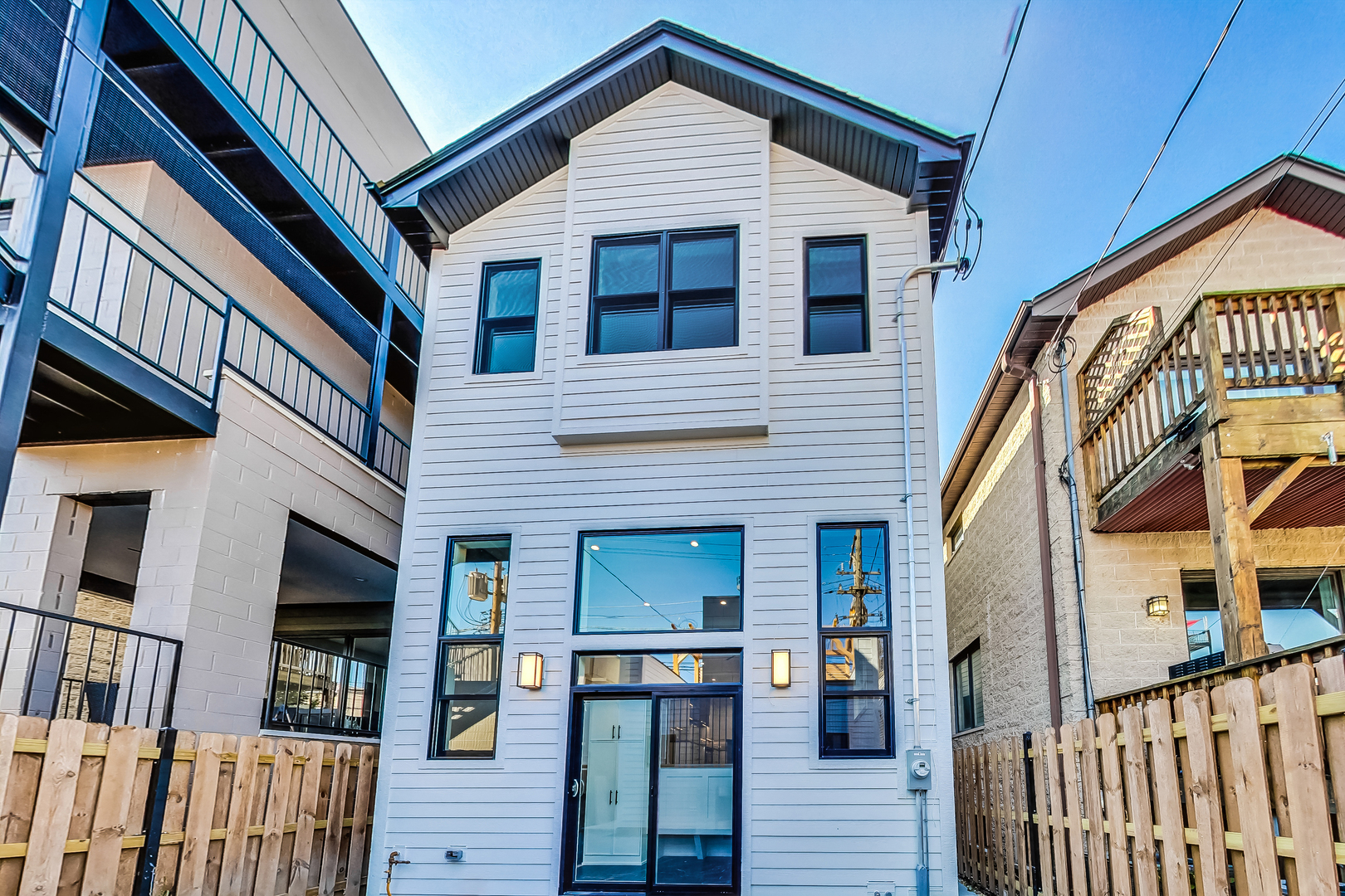 1738 W SUPERIOR Street