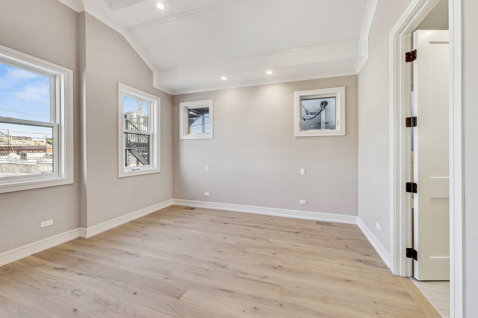 1738 W SUPERIOR Street