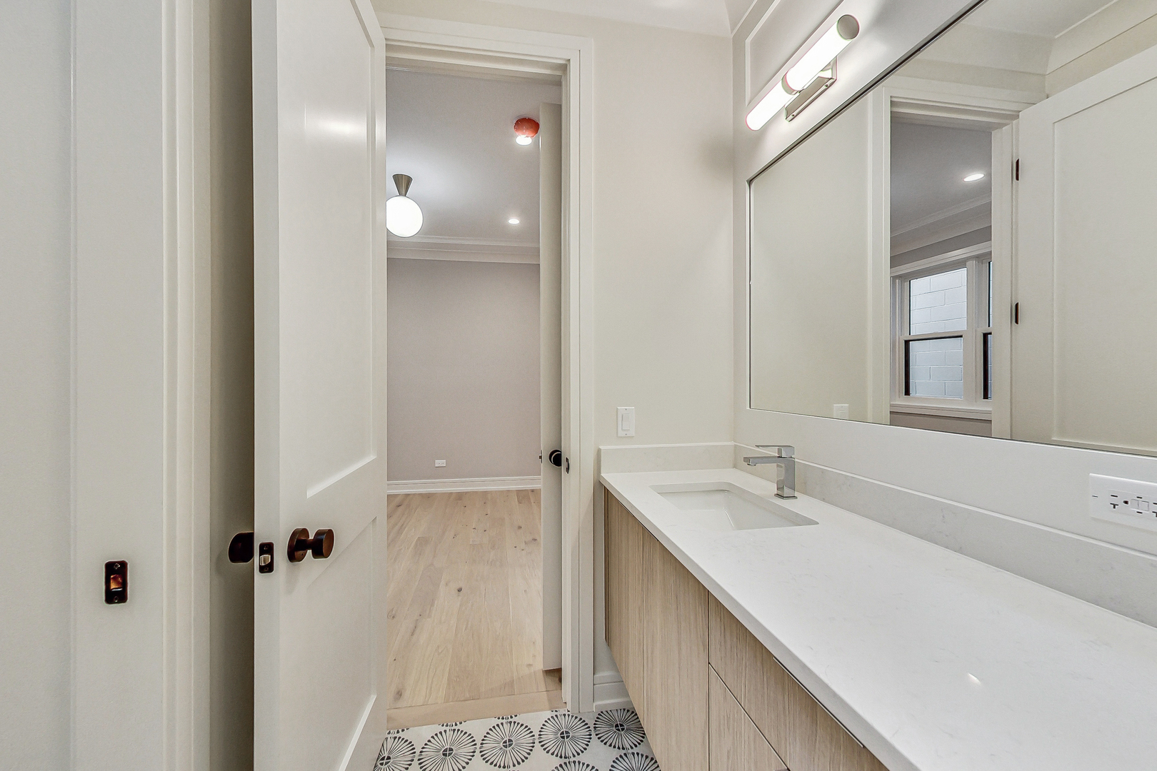 1738 W SUPERIOR Street