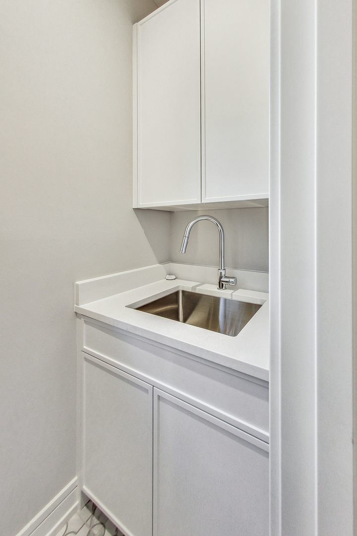 1738 W SUPERIOR Street