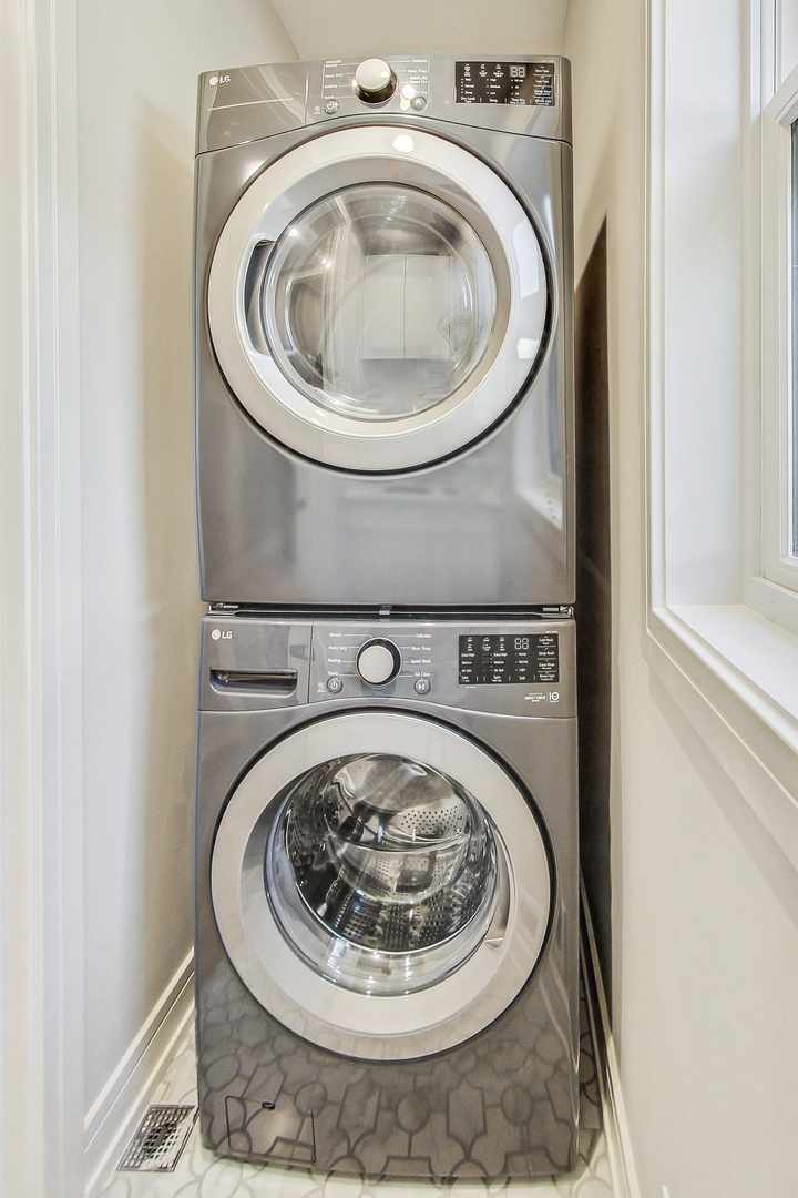 1738 W SUPERIOR Street