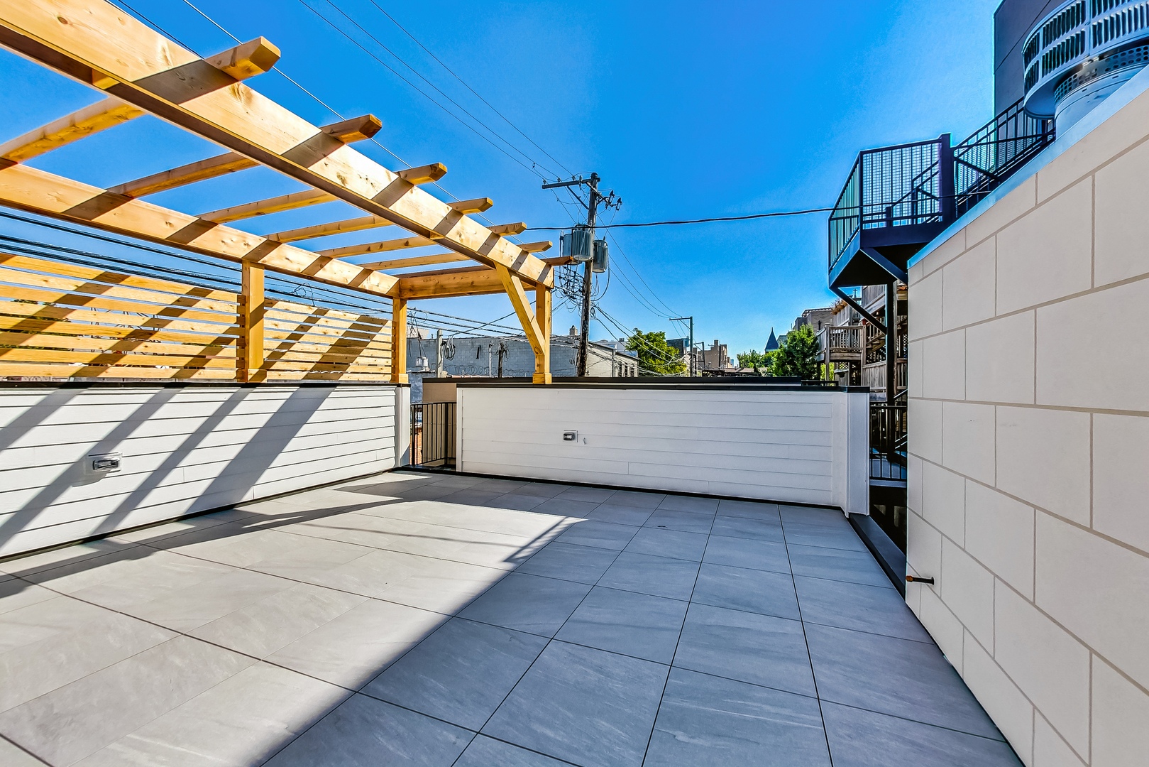 1738 W SUPERIOR Street