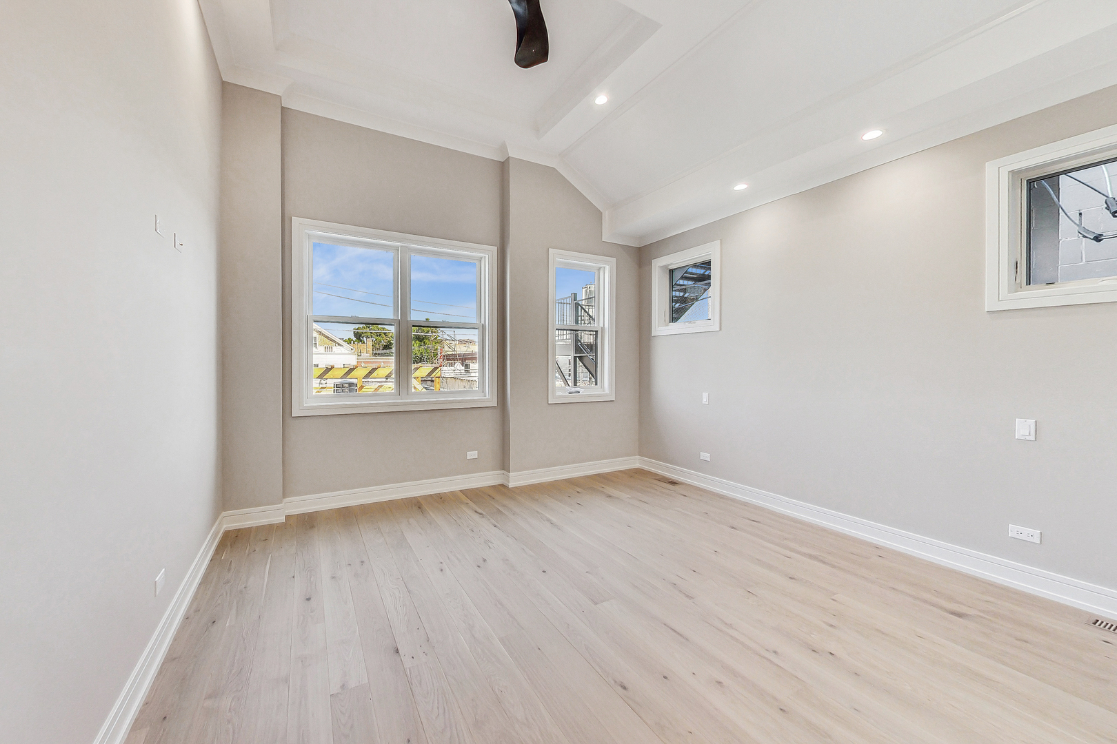 1738 W SUPERIOR Street