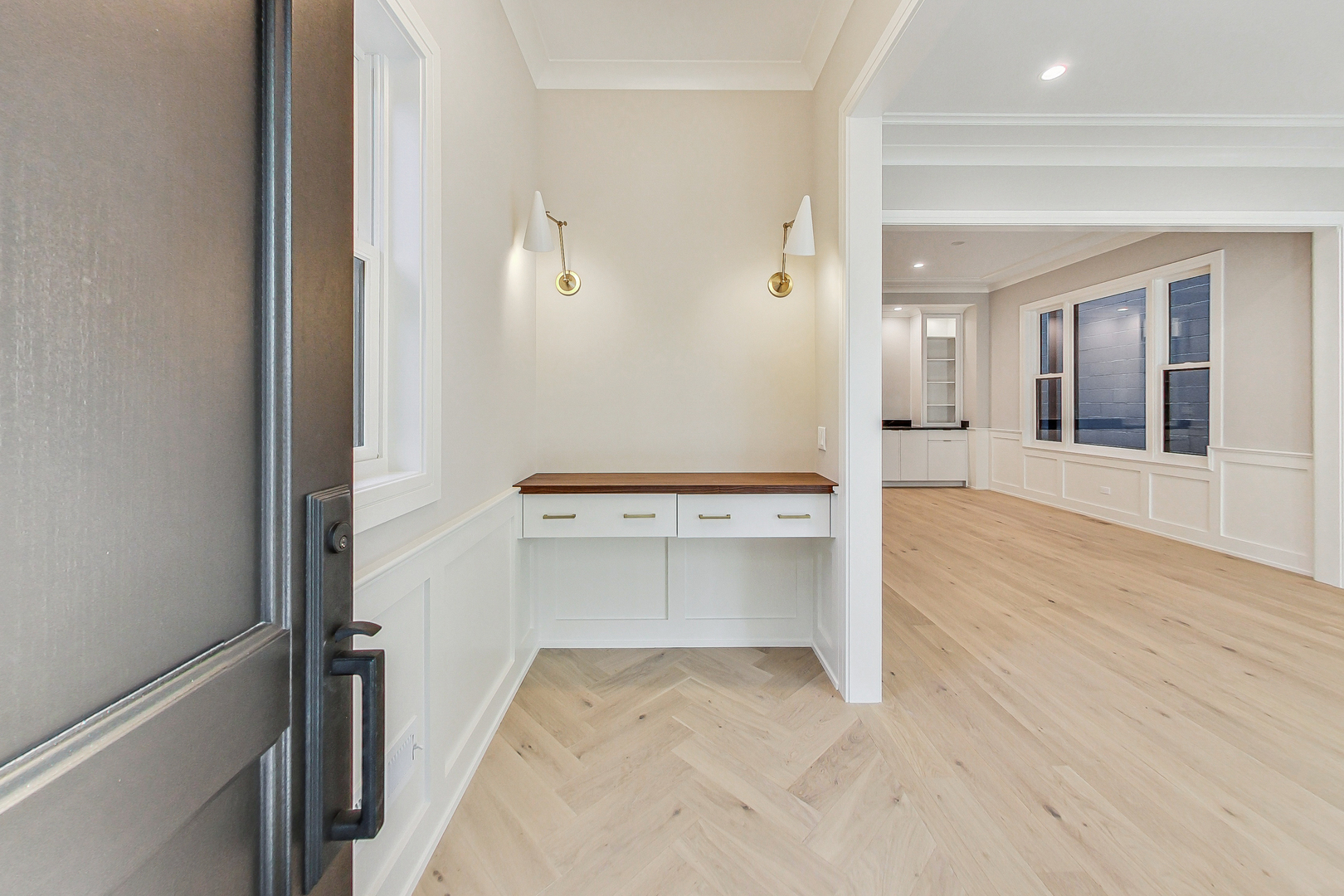 1738 W SUPERIOR Street