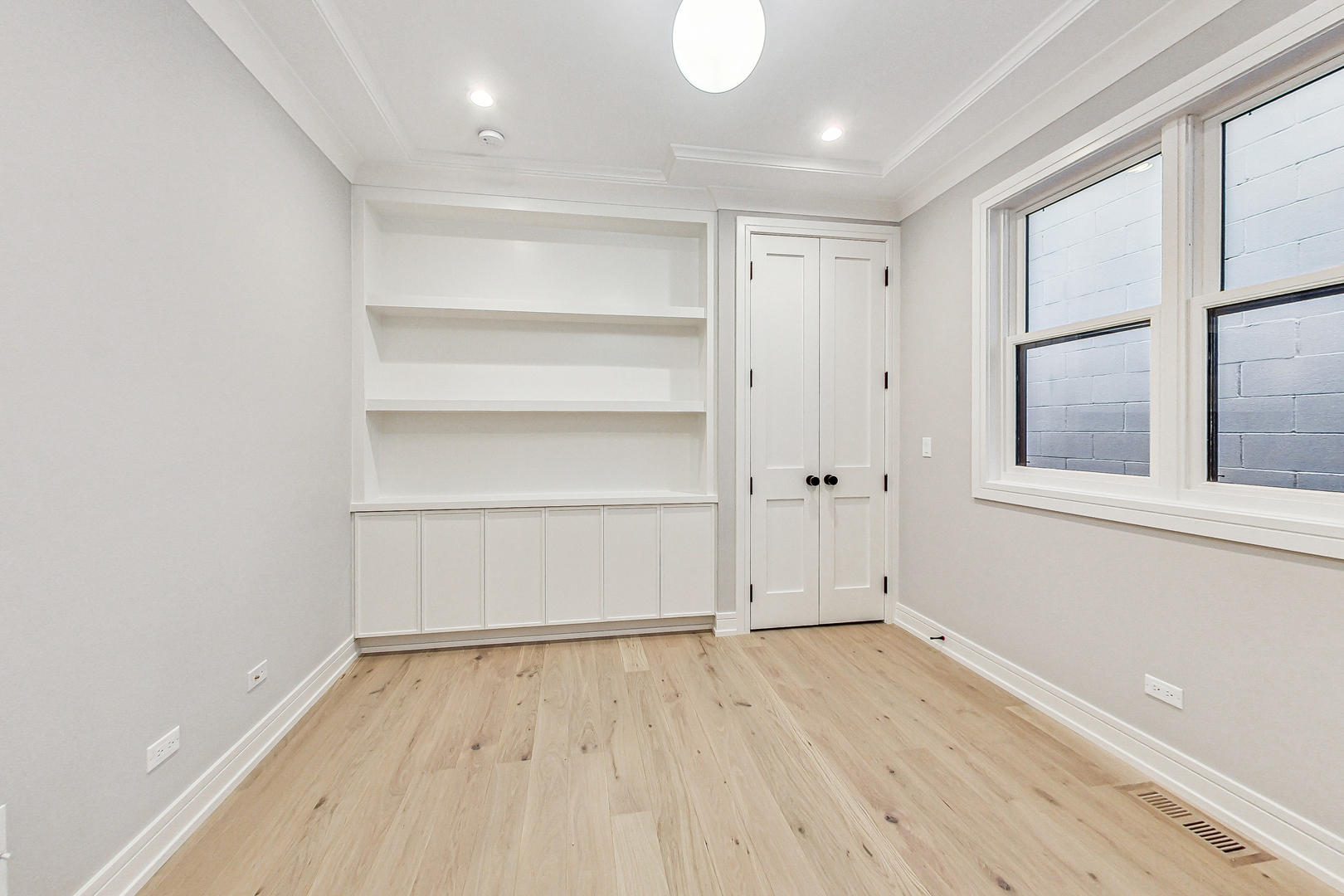 1738 W SUPERIOR Street