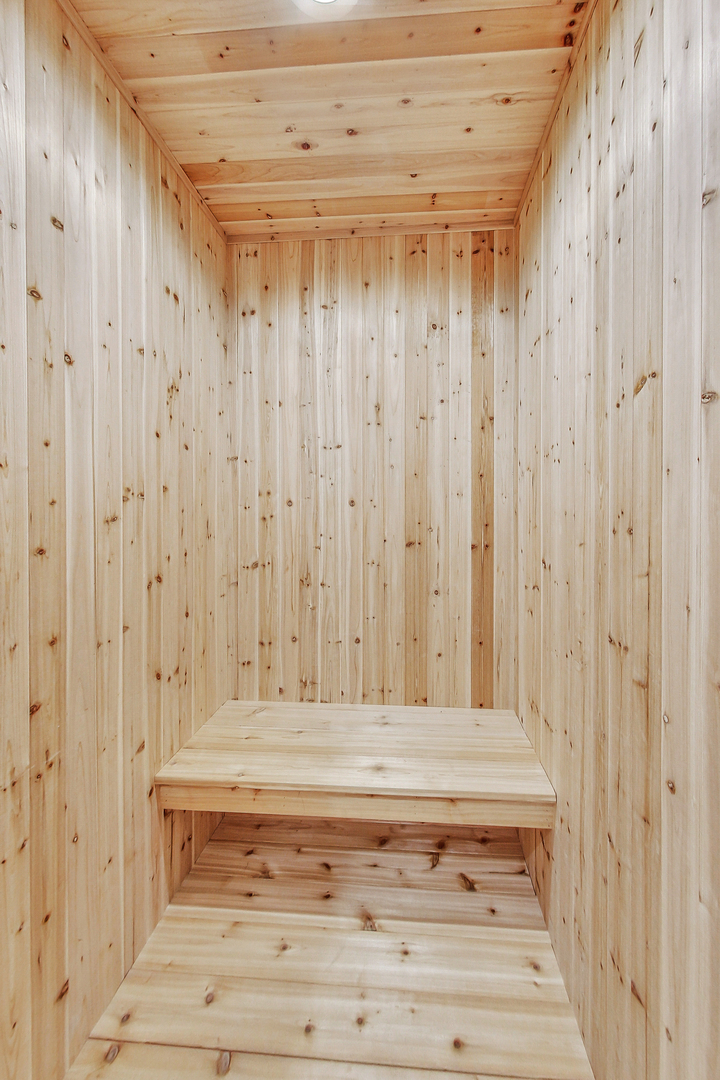 1738 W SUPERIOR Street