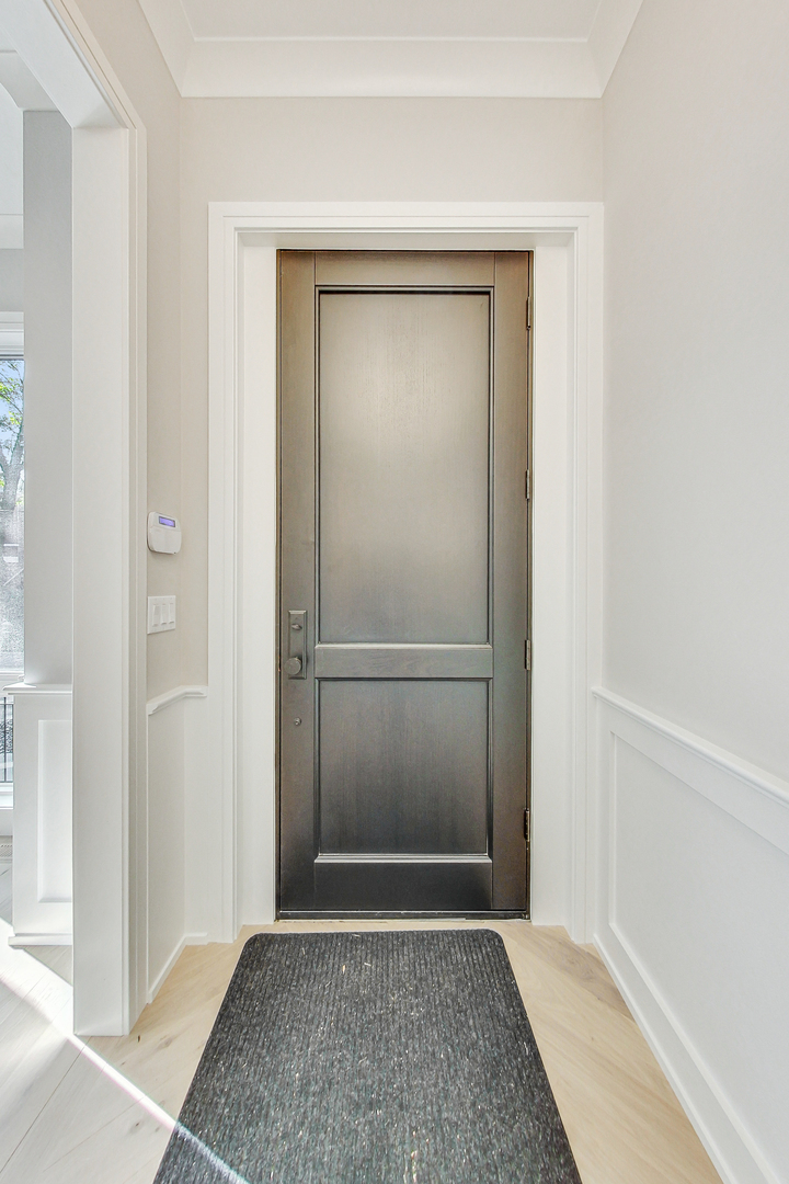 1738 W SUPERIOR Street