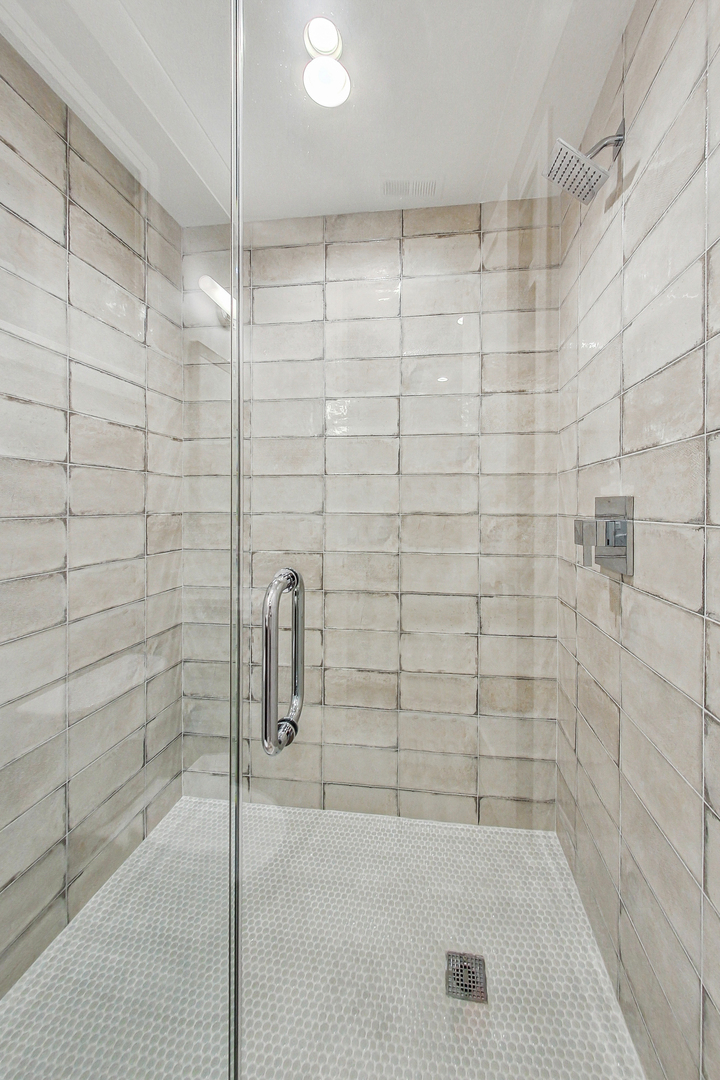 1738 W SUPERIOR Street