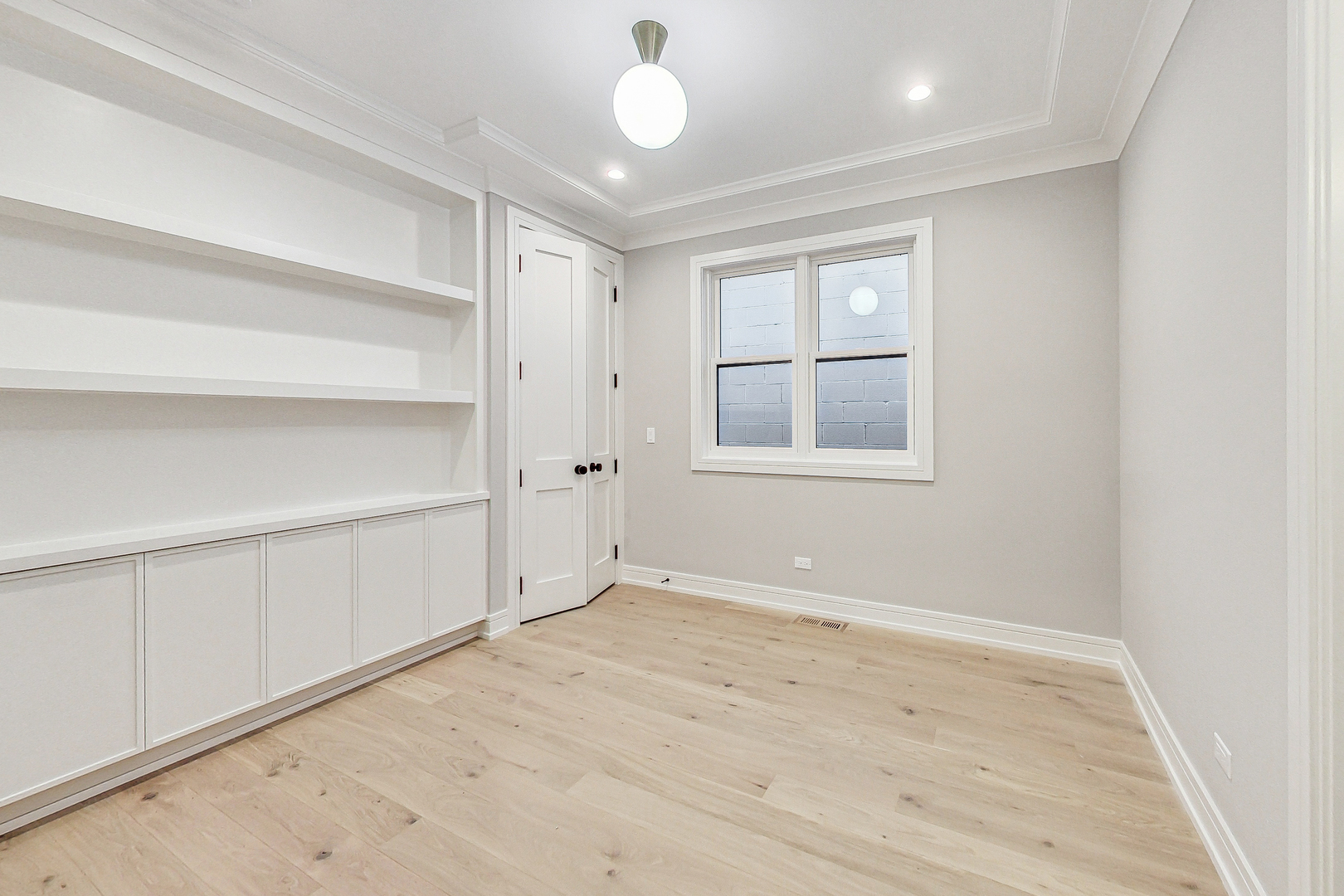 1738 W SUPERIOR Street