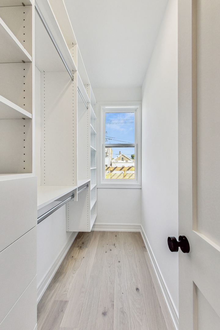 1738 W SUPERIOR Street