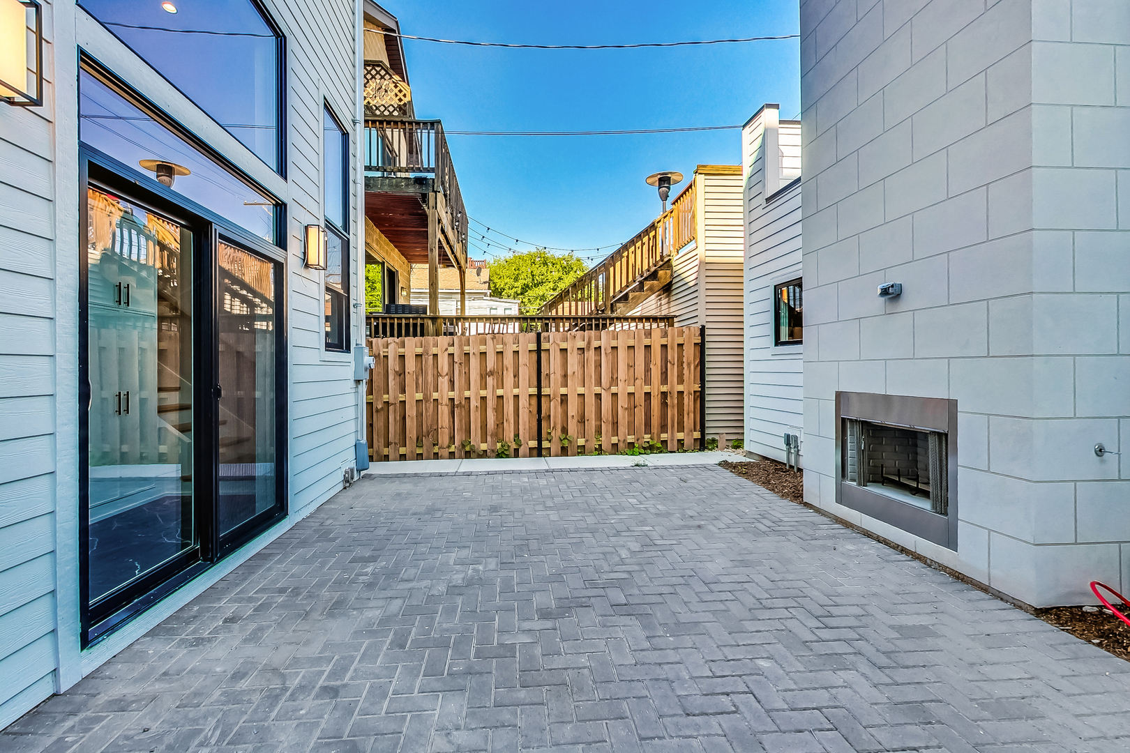 1738 W SUPERIOR Street