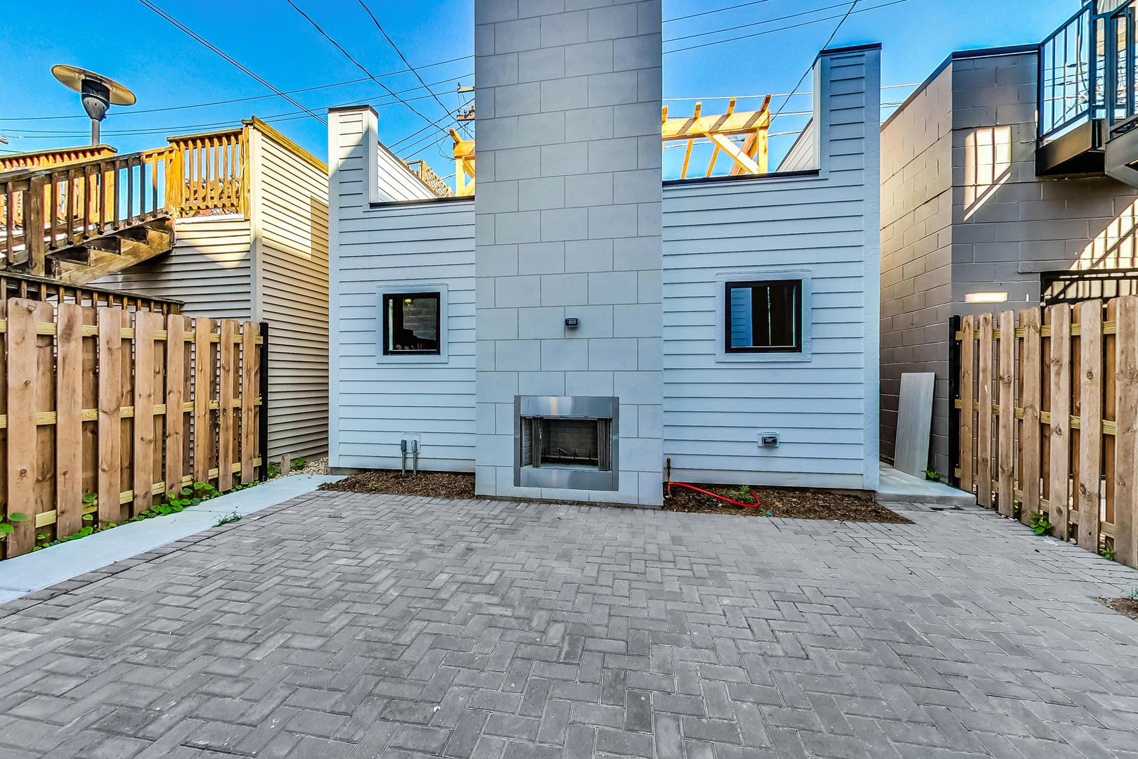 1738 W SUPERIOR Street