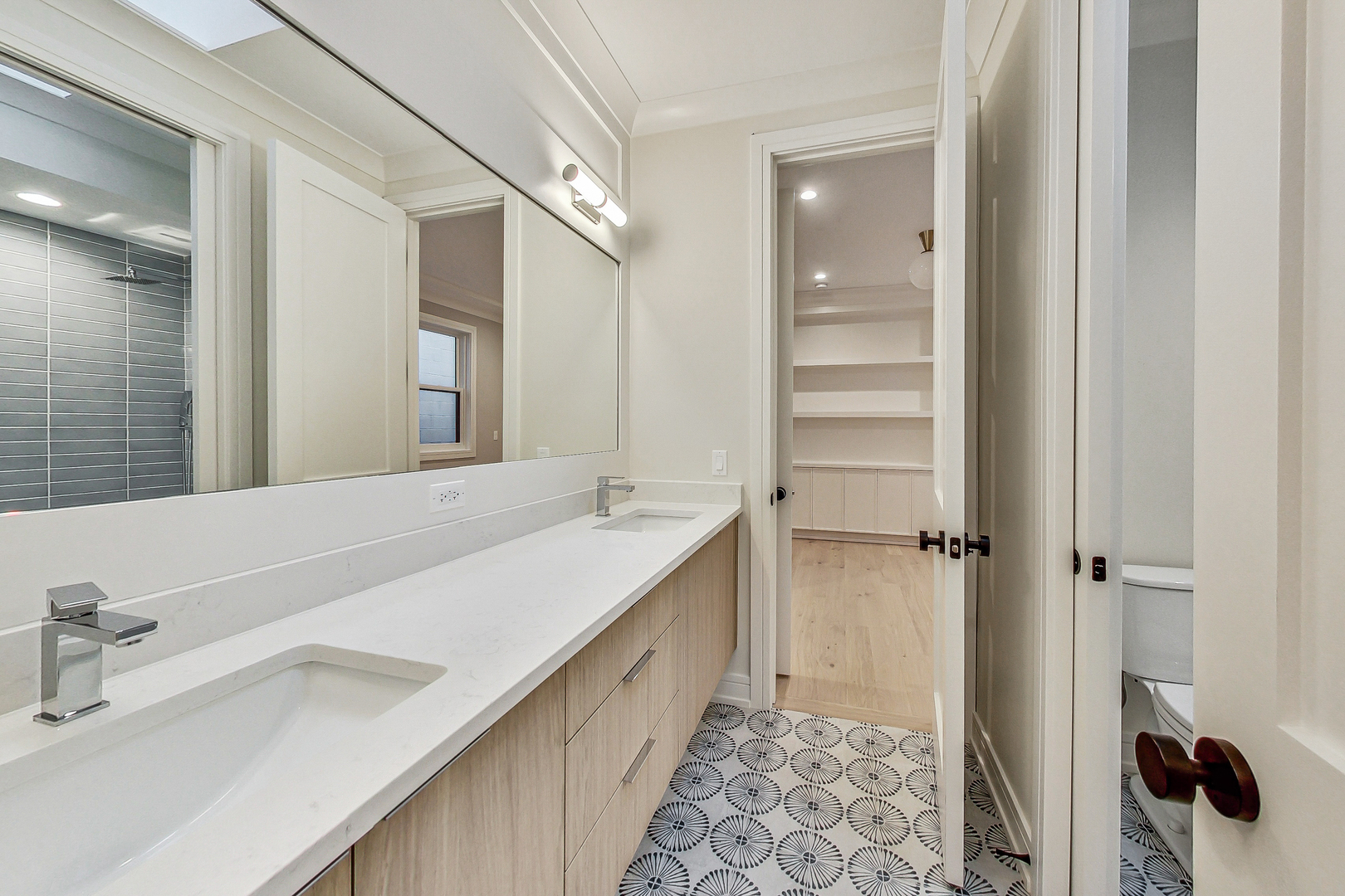 1738 W SUPERIOR Street