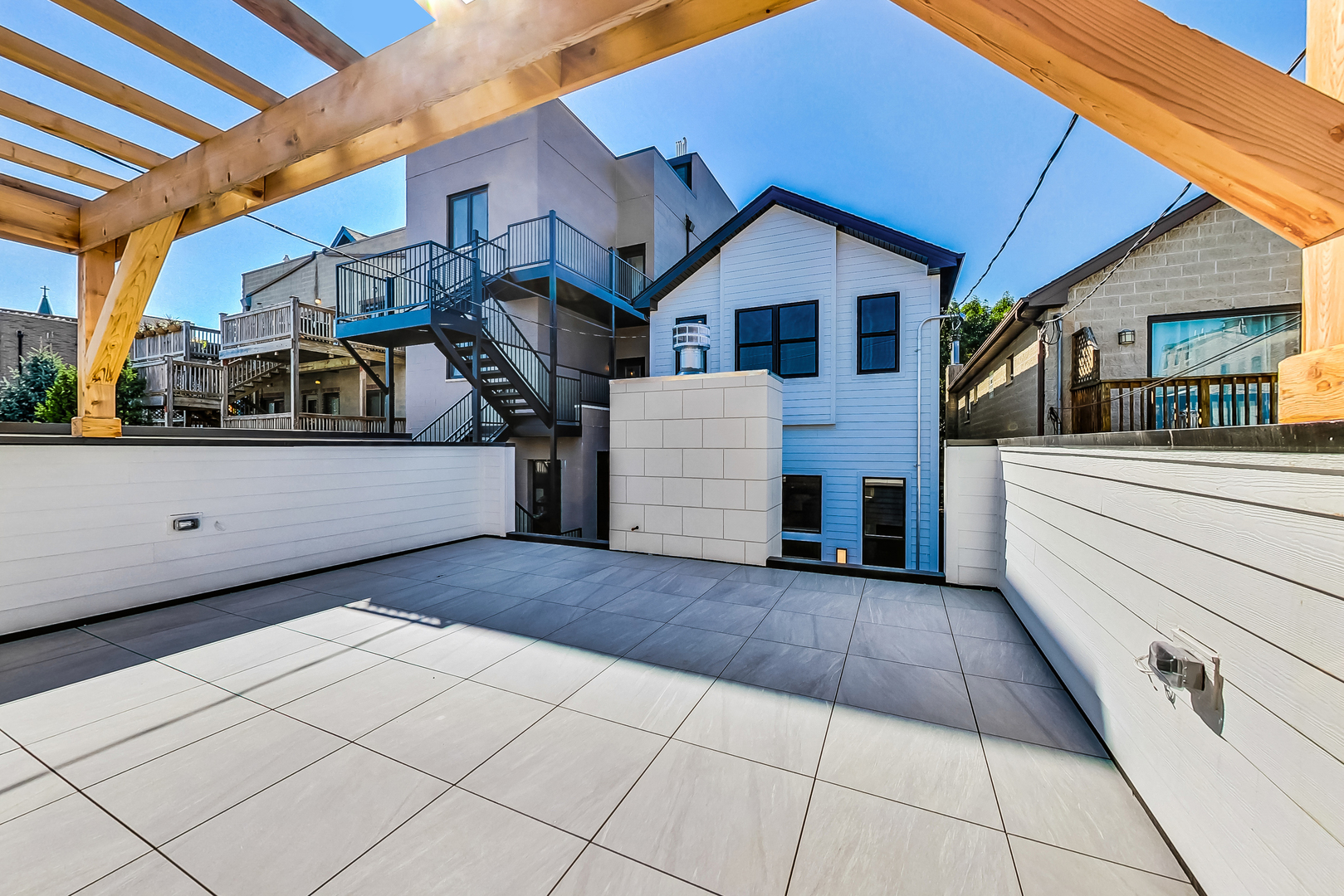 1738 W SUPERIOR Street