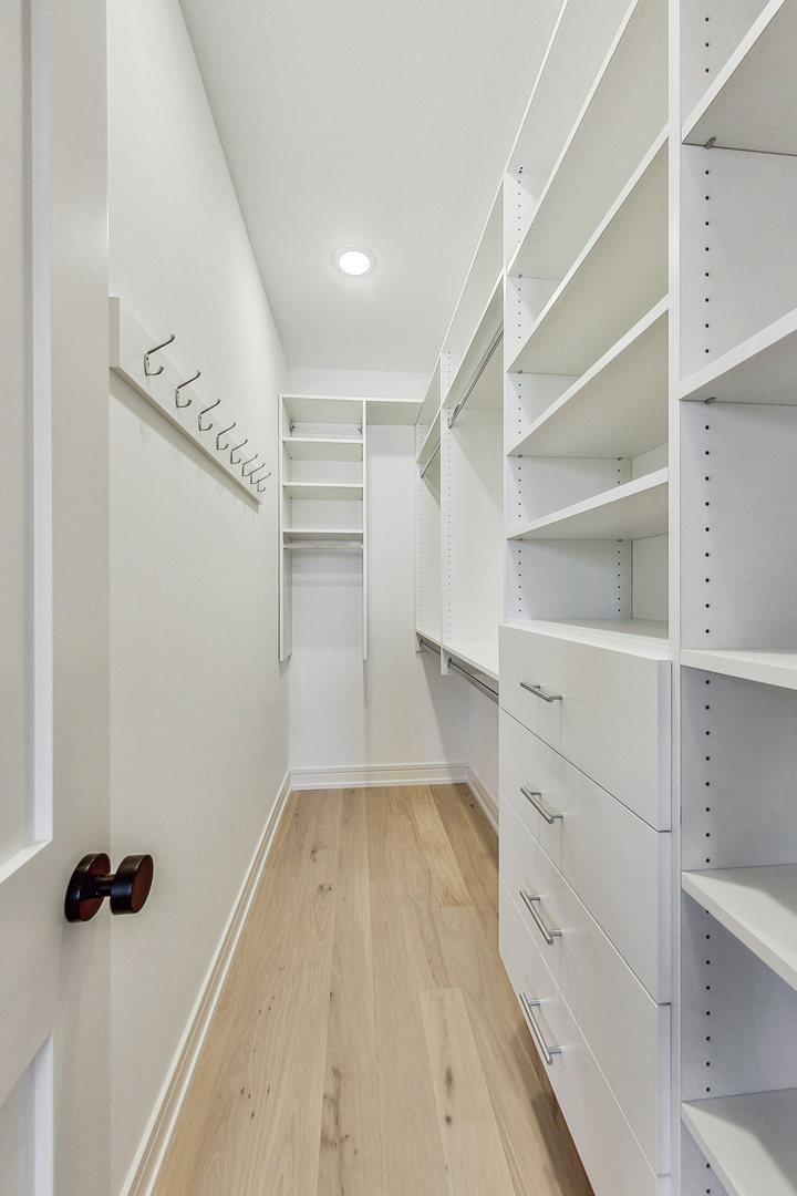 1738 W SUPERIOR Street