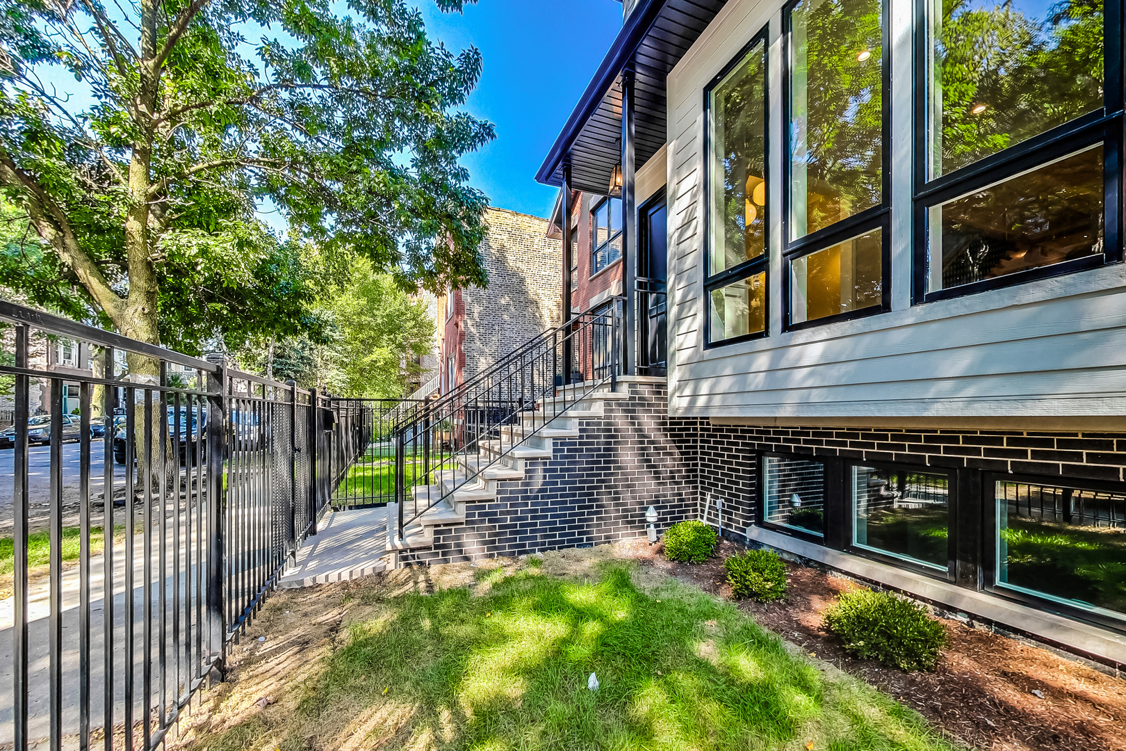 1738 W SUPERIOR Street